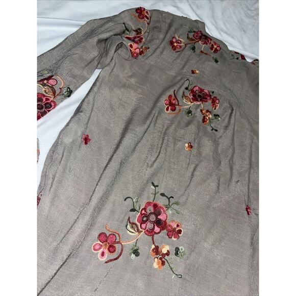 Fig & Flower Top Blouse S Small Taupe Embroidered Floral Roll Tab Sleeve 3A - Picture 9 of 9